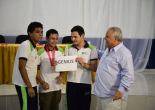 secretario-estevao-monteiro-de-paula-entrega-um-dos-premios-aos-vencedores